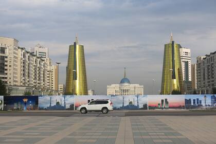 Casa de gobierno, flanqueada –en la perspectiva– por edificios de oficinas dorados.
