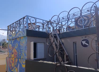 Casa de Li-En, con un mural hecho por una pasajera