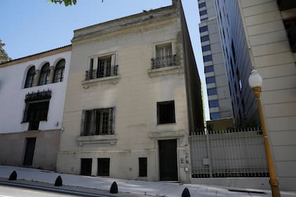 La casa de Oliverio Girondo se vendió a la municipalidad en 1972 y se anexó al museo Fernández Blanco; actualmente funciona allí un área administrativa