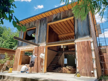 Casa de quincha en Buenos Aires. Gentileza: Brahma Arquitectura. El INTI trabaja en conjunto con la Red Protierra Argentina, que nuclea a quienes están enfocados en el desarrollo responsable de construcciones con tierra.