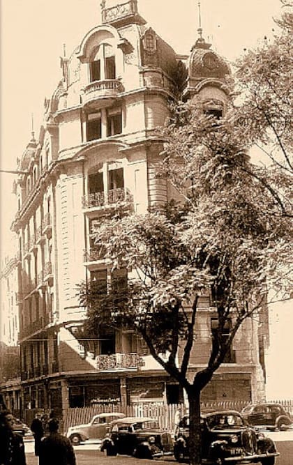 Casa de rentas ubicada Cerrito y Tucumán, del arquitecto Augusto Plou, ya sin ventanas y tapiada por el avance de la demolición de la zona
(Gentileza; Alejandro Daniel Machado)