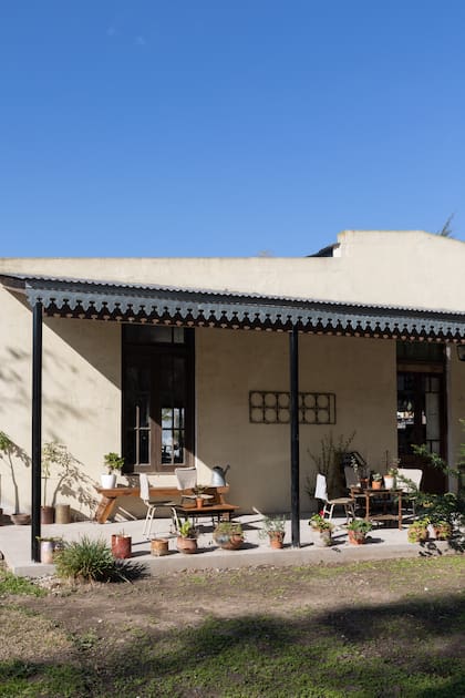 "Casa de té y mediodías exquisitos", así el la descripción de El Retoño en su Instagram. Y así es le frente de la casa que Cristina construyó con ayuda de sus más queridos.