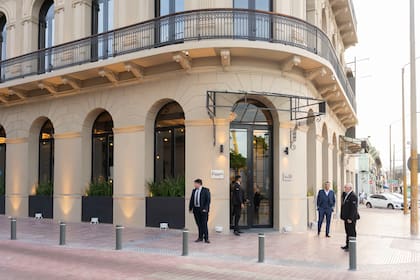 Casa El Globo está ubicada en la rambla 25 de Agosto y Colón