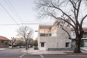 La casa disruptiva de dos arquitectos en una esquina de Buenos Aires que todos se paran a mirar