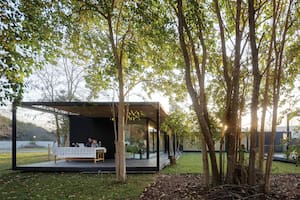 Una “casa-patio” cálida y transparente que se monta en dos semanas