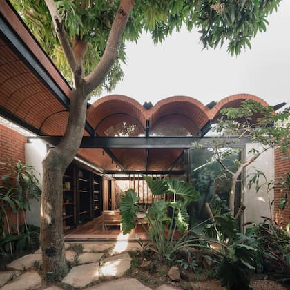 Vista desde el patio central a las áreas híbridas de la casa, que pueden integrarse o resguardarse a través de una serie de cerramientos rebatibles.