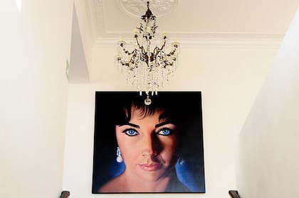 El retrato de Liz Taylor en uno de los principales salones de la casa
