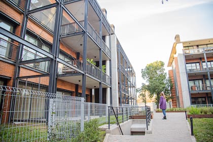 Casa Living cuenta con ventanas bicolor REHAU. Fabricante: Welttechnik.