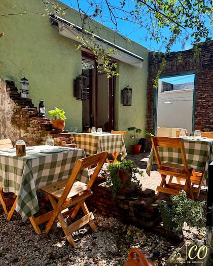 Casa Oliva: pastas, cocina gourmet y mesas bajo los árboles