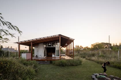 Vista frontal de la casa, donde se aprecia la elevación sobre el suelo y los macizos de flora silvestre que se conservaron.