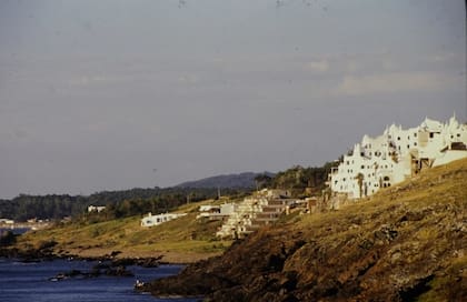 Casa Pueblo antes de las reformas. Punta del Este cumple 115 años. (Foto: Archivo El País)