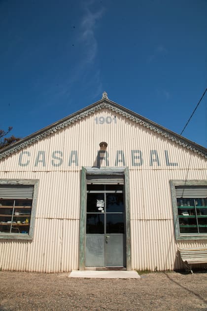 Casa Rabal, tradicional almacén de Ramos Generales. Está abierto al público desde 1901.
