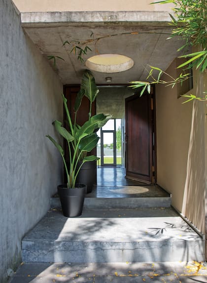 La entrada de la casa desemboca en la laguna, que se cuela por los enormes ventanales.