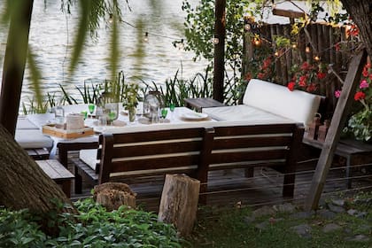 Un rincón soñado al lado de la laguna, que invita a recibir la noche bajo las estrellas