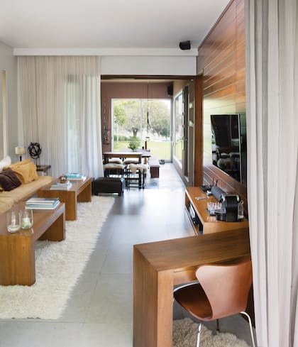 El quincho cerrado y el living íntimo son el área preferida del dueño de casa, que reúne allí a sus amigos para ver fútbol, o comer asados