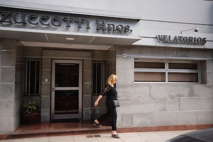 Casa velatorio donde está Monica Galán. A las 10:30 la llevaran a Chacarita donde se hará una misa a las 11am