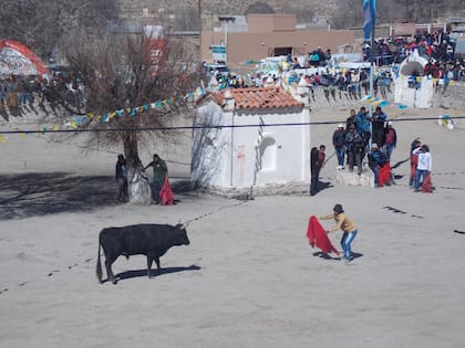 Casabindo está a 3600 metros sobre el nivel del mar, el paraje fue fundado en 1602 por los españoles, no tiene conectividad y es de difícil acceso