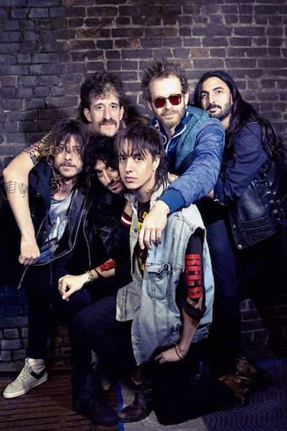 Casablancas (al frente) disfruta de la libertad que le da The Voiz
