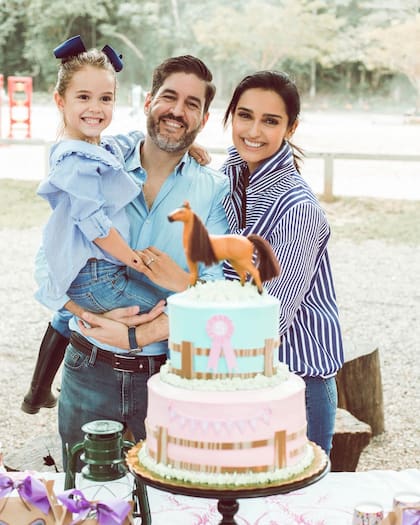 Casada con el cónsul español en Argentina, Juan Alvar Merino Cubillo, tienen una hija, Valentina, de 7 años. 