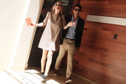 ¡Casados! Juani Martínez junto a su mujer, libreta en mano