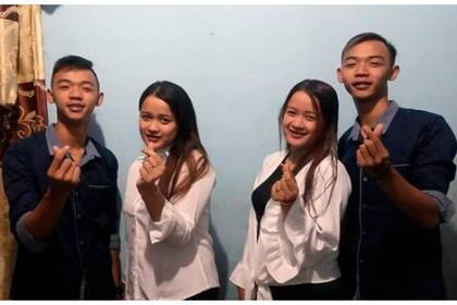 Casados, los dos pares de gemelos viven bajo un mismo techo