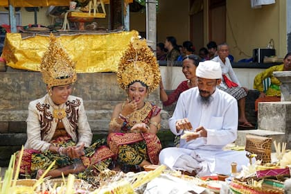 En los ritos matrimoniales de la isla de Bali, las jóvenes balinesas se liman los dientes frontales