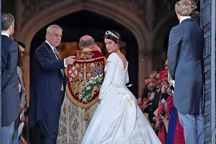 La princesa Eugenia de Gran Bretaña llega acompañada por su padre el Príncipe Andrew, Duque de York, a la Capilla de St Georges