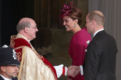 El príncipe William y Kate Middelton saludan al llegar a la boda de de la princesa Eugenia