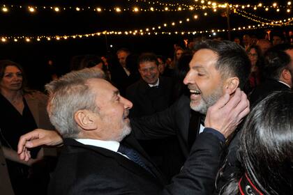 Un gran abrazo le dio Daniel Vila a Pasman, tras la ceremonia