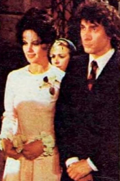 Casándose con Claudio García Satur en la ficción que la llevó a la fama, Dos a quererse (1974)
