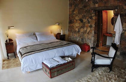 Las amplias suites fueron construidas con piedra, arena y mica para lograr una armonía con el entorno.