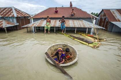 Casas casi sumergidas debido a las inundaciones en Sirajganj, Bangladesh, en octubre de 2023.