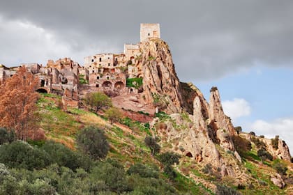 Casas construidas dentro de cuevas que fueron habitadas hasta mediados del siglo pasado en la antigua ciudad de Matera