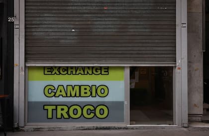 Casas de cambio al cierre de la jornada post elecciones legislativas en la Provincia de Buenos Aires. 08/09/2025. Microcentro, Ciudad de Buenos Aires, Argentina