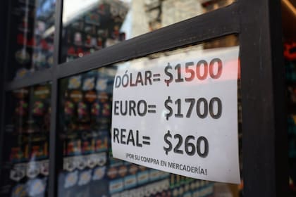 Casas de cambio al cierre de la jornada post elecciones legislativas en la Provincia de Buenos Aires. 08/09/2025. Microcentro, Ciudad de Buenos Aires, Argentina