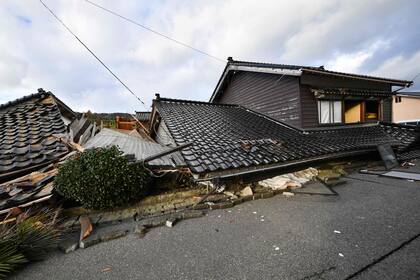 Casas de madera derrumbadas se ven en Wajima, prefectura de Ishikawa, el 2 de enero de 2024, un día después de que un importante terremoto de magnitud 7.5 sacudiera la región de Noto.