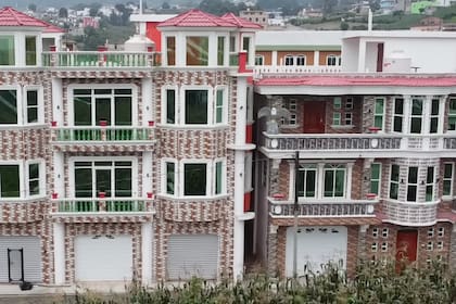 Casas de varios niveles reemplazan viviendas tradicionales de adobe y lámina en el altiplano