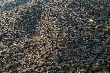 Casas en Kabul, la capital y ciudad más grande de Afganistán. Se encuentra en lo alto de un estrecho valle entre las montañas Hindu Kush, con una elevación de 1790 metros, lo que la convierte en una de las capitales más altas del mundo.