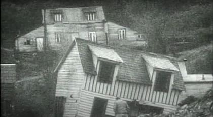 Casas enteras corridas de su eje, en Valdivia, 1960 (documental La Respuesta)