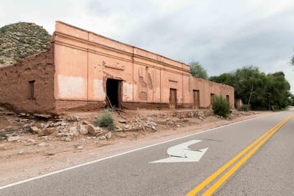 Casas fantasmas que alguna vez supieron albergar familias enteras, vacías hace décadas.