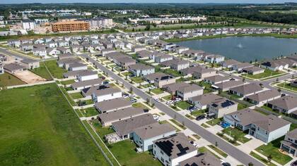 Casas nuevas en Zephyrhills, fotografiadas a través de un vuelo de dron que cumple con las reglas de la Administración Federal de Aviación