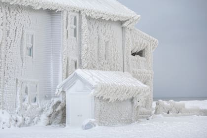 Casas, vehículos, carteles y calles completamente cubiertos de hielo