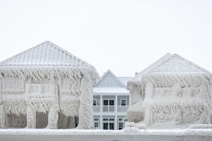 Casas, vehículos, carteles y calles completamente cubiertos de hielo en Fort Erie, Ontario, Canadá