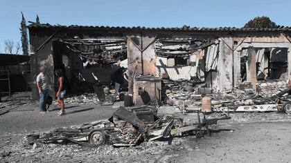 Casas y vehículos arrasados por un incendio en Bormes-les-Mimosas, en el sureste de Francia,