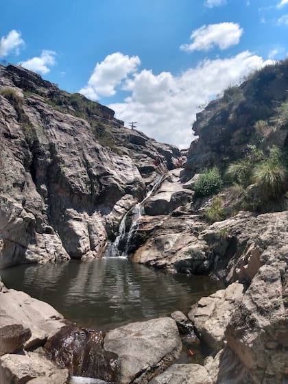 Cascada a mitad del Camino del Peregrino: desviarse de la huella principal tiene premio.