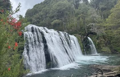 Cascada Frey, frecuentemente visitada durante el trekking en el Parque Nacional Nahuel Huapi.
