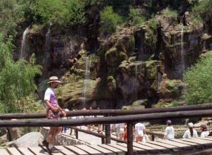 Cascadas y hierbas aromáticas sorprenden a los visitantes en el valle de Punilla