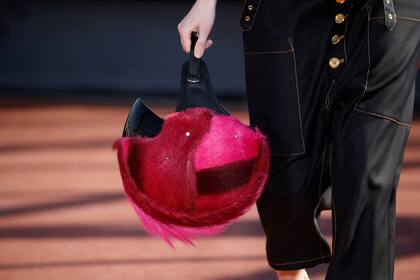 Casco con pelo fucsia, por Marta Marques y Paulo Almeida.