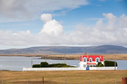 Casco de estancia en el camino a Volunteer Point, desde Puerto Argentino. Este trayecto debe encararse sí o sí en vehículo doble tracción.