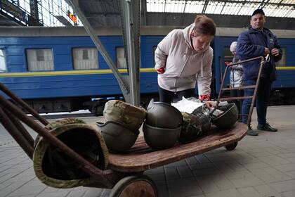 Cascos militares sentados en un carro antes de ser cargados en un tren hacia Odessa en la estación de tren de Lviv el 16 de marzo de 2022. 